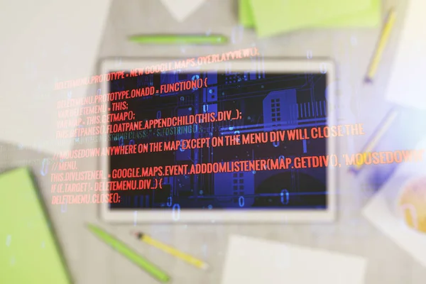 背景、トップビュー、ビッグデータとネットワーキングの概念上のデスクトップ上の抽象的なグラフィックコーディングスケッチや現代のデジタルタブレットのマルチ露出 — ストック写真