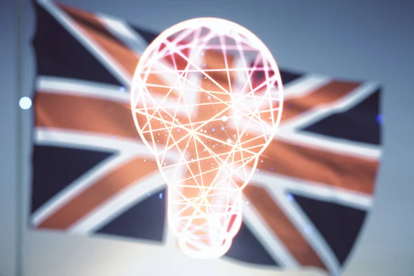 Dupla exposição do holograma criativo da lâmpada na bandeira britânica e no fundo do céu azul, conceito de pesquisa e desenvolvimento — Fotografia de Stock