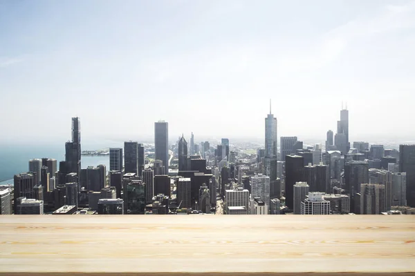 Boş tahta masa üstü ve arka planda güzel Chicago gökdelenleri var. — Stok fotoğraf