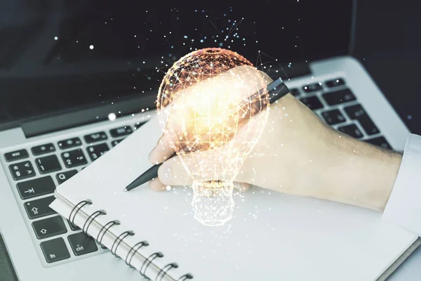 Holograma criativo da lâmpada com escrita da mão no bloco de notas no fundo com laptop, conceito da ideia. Multiexposição — Fotografia de Stock
