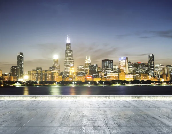 Üres koszos betontömb a gyönyörű chicagói városkép hátterében alkonyatkor, mockup — Stock Fotó