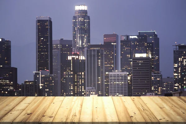 Mesa superior de madera muere con vista a la ciudad de Los Ángeles al atardecer sobre fondo, plantilla — Foto de Stock