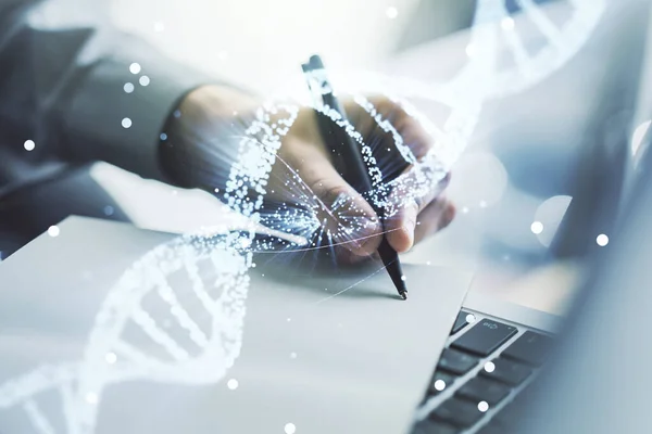 Desenho de DNA criativo e escrita à mão em bloco de notas em segundo plano com laptop, biotecnologia e conceito genético. Multiexposição — Fotografia de Stock