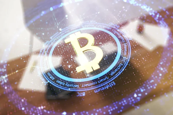 Dvojitá expozice kreativního symbolu Bitcoin hologram a moderní stůl s počítačem na pozadí. Koncept těžebního a blockchainu — Stock fotografie