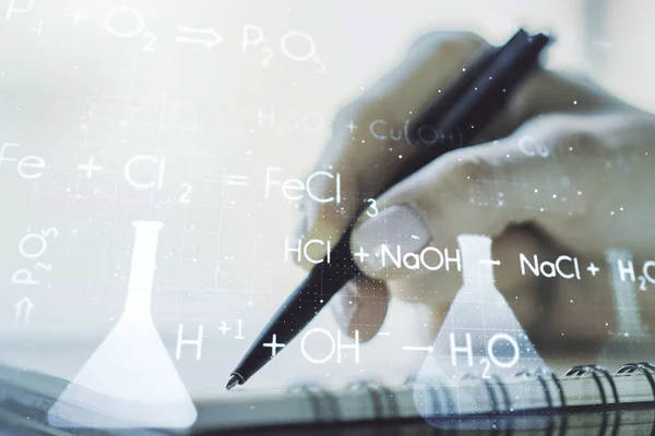 Голограма творчої хімії з рукою людини, що пише в блокноті на фоні, концепція фармацевтичних досліджень. Багатоцільовий — стокове фото