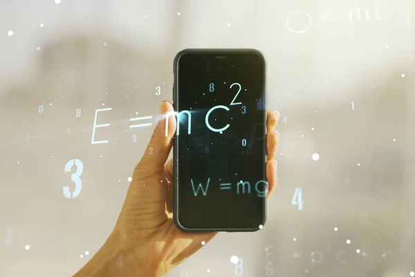 Δημιουργική επιστημονική φόρμουλα ολόγραμμα και το χέρι με κινητό τηλέφωνο στο παρασκήνιο, έννοια της έρευνας. Πολλαπλών ανοιγμάτων — Φωτογραφία Αρχείου