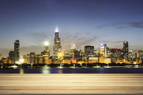 Tablero en blanco hecho de tablones de madera con hermoso paisaje urbano de Chicago por la noche en el fondo, maqueta —  Fotos de Stock