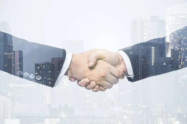 Mehrfachbelichtung des Handschlags zweier Geschäftsleute auf Wolkenkratzern der Stadt Hintergrund, Zusammenarbeit und Teamwork-Konzept — Stockfoto