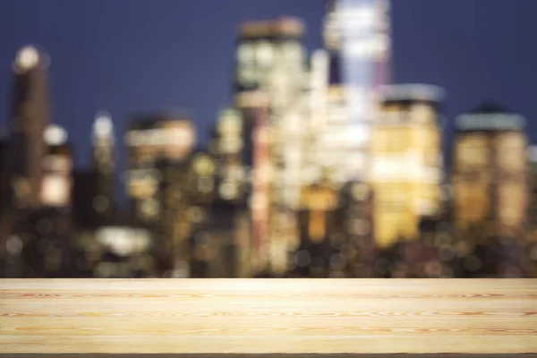 Tablero en blanco hecho de tablones de madera con hermoso paisaje urbano borroso en el crepúsculo en el fondo, maqueta — Foto de Stock