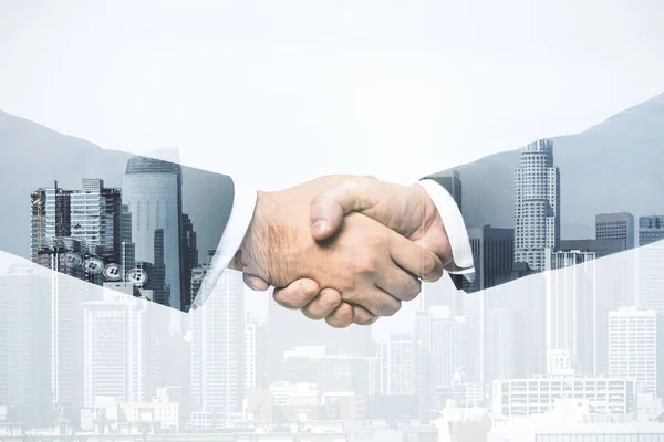 Händedruck zweier Geschäftsleute vor modernem Stadtbild, Deal und Handelskonzept. Mehrfachexposition — Stockfoto