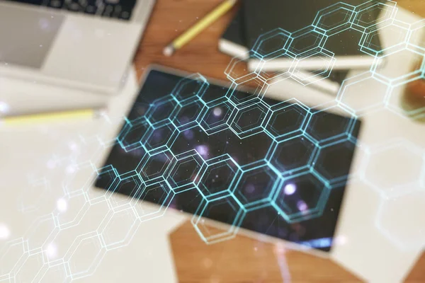 Kreativ abstrakt trådlös teknik hologram med hexagon och moderna digitala surfplatta på skrivbordet på bakgrund, ovanifrån, artificiell intelligens och maskininlärning koncept. Multiexponering — Stockfoto