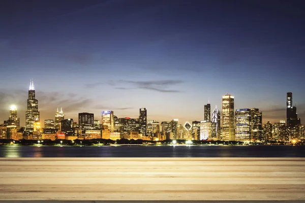 Mesa vacía hecha de troqueles de madera con vista a la ciudad de Chicago por la noche en el fondo, plantilla —  Fotos de Stock