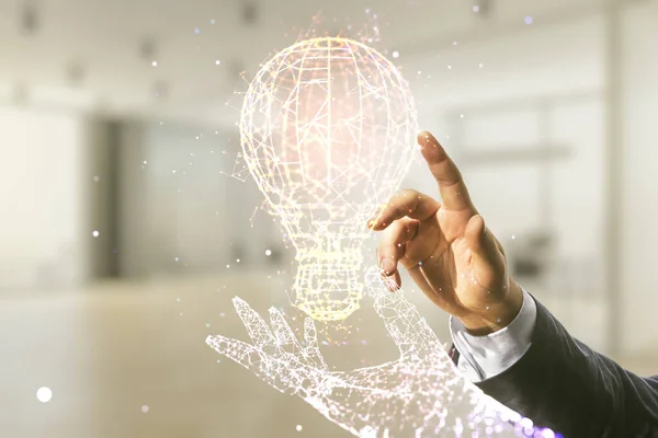 人の手はぼやけたオフィスの背景の電球のイラストと仮想アイデアの概念を押す。多重露光 — ストック写真