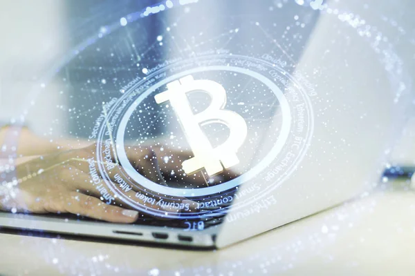 Creative Bitcoin koncept s rukama psaní na notebooku na pozadí. Multiexpozice — Stock fotografie