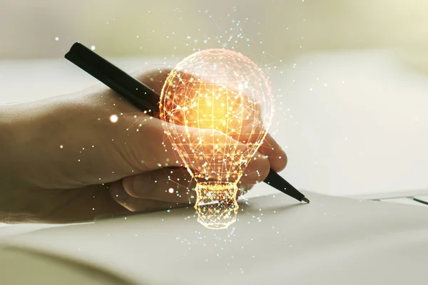 Illustrazione creativa della lampadina con scrittura a mano in blocco note su sfondo, concetto tecnologico futuro. Multiesposizione — Foto Stock
