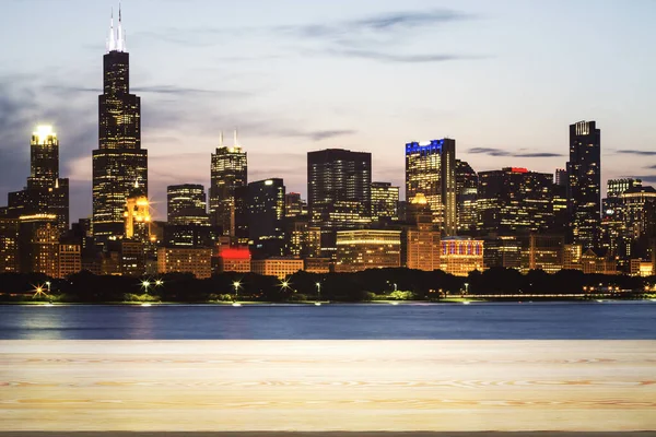 Boş masa üstü tahtadan yapılmış ve arka planda güzel bir Chicago şehri manzarası var. — Stok fotoğraf
