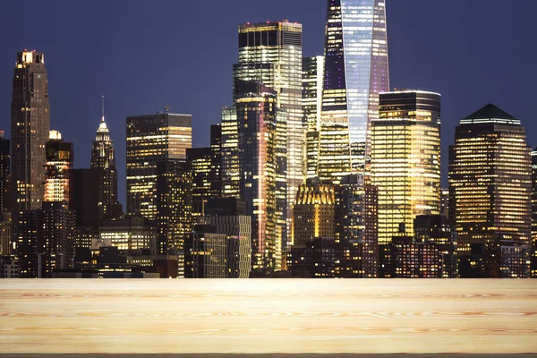 Mesa en blanco hecha de tablones de madera con hermoso paisaje urbano de Nueva York por la noche en el fondo, maqueta — Foto de Stock