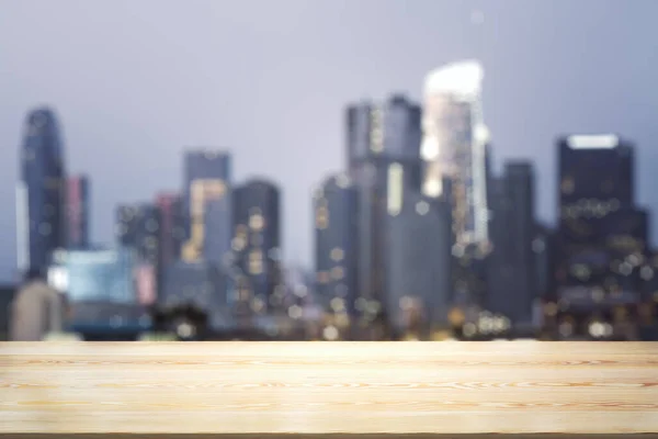 Leeg tafelblad gemaakt van houten matrijzen met wazig uitzicht op de stad in de schemering op de achtergrond, template — Stockfoto