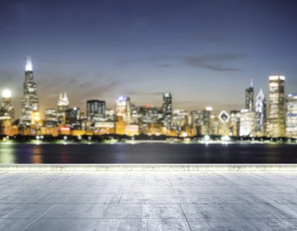 Güzel, bulanık bir Chicago şehrinin arka planında boş beton seti. Geceleri gökyüzü, modelleme. — Stok fotoğraf