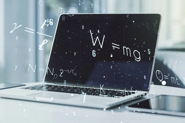 Креативная научная формула концепции на фоне современного ноутбука. Мультиэкспозиция — стоковое фото
