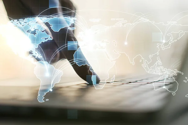 Abstrakte grafische digitale Weltkarte mit Verbindungen und Tippen der Hände auf der Computertastatur im Hintergrund, Globalisierungskonzept. Mehrfachexposition — Stockfoto