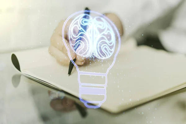 Dupla exposição do holograma criativo da lâmpada com cérebro humano e com a mão do homem escrevendo no caderno no fundo, ideia e conceito do brainstorming — Fotografia de Stock
