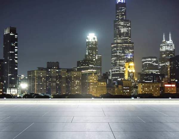 Tetto di cemento vuoto sullo sfondo di un bellissimo skyline sfocato di Chicago City la sera, finto — Foto Stock