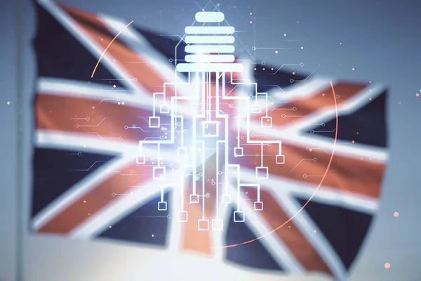 Dupla exposição de holograma de lâmpada criativa virtual com chip na bandeira britânica e fundo céu azul, ideia e conceito de brainstorming — Fotografia de Stock