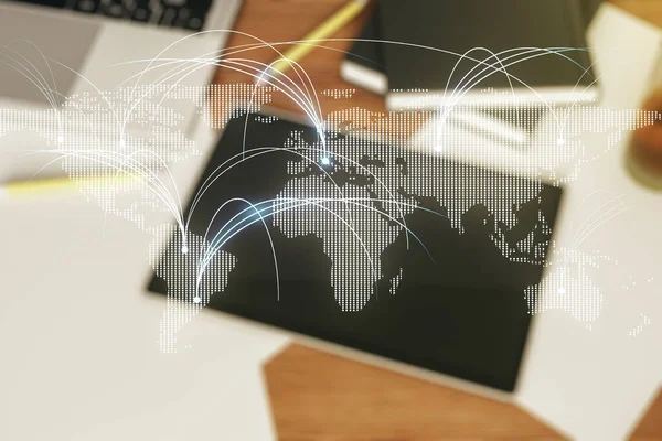 Doppelbelichtung der abstrakten digitalen Weltkarte mit Verbindungen und digitalem Tablet auf Hintergrund, Draufsicht, Forschungs- und Strategiekonzept — Stockfoto