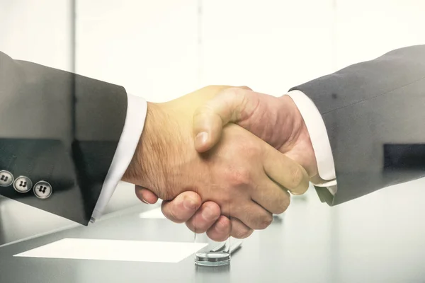 役員室内のインテリアの背景に2人のビジネスマンの握手、取引と取引の概念。多重露光 — ストック写真