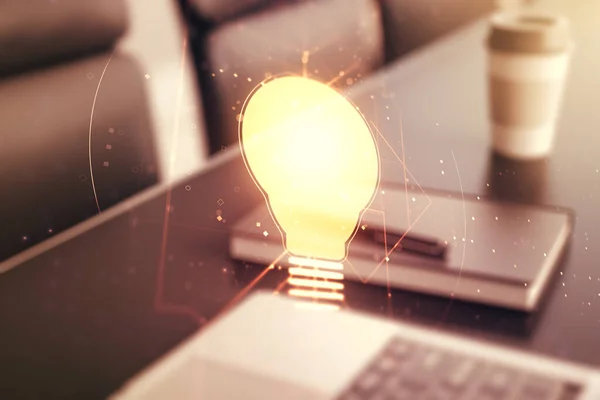 Kreatives Ideenkonzept mit Glühbirnenillustration auf modernem Laptop-Hintergrund. Mehrfachexposition — Stockfoto