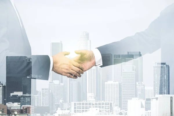Dubbel exponering av handslag två affärsmän på moderna skyskrapor bakgrund, forskning och strategi koncept — Stockfoto