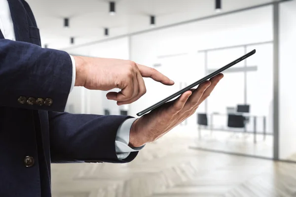 Empresario sostiene tableta digital y clics en la pantalla en la oficina moderna, de cerca. Concepto de búsqueda — Foto de Stock