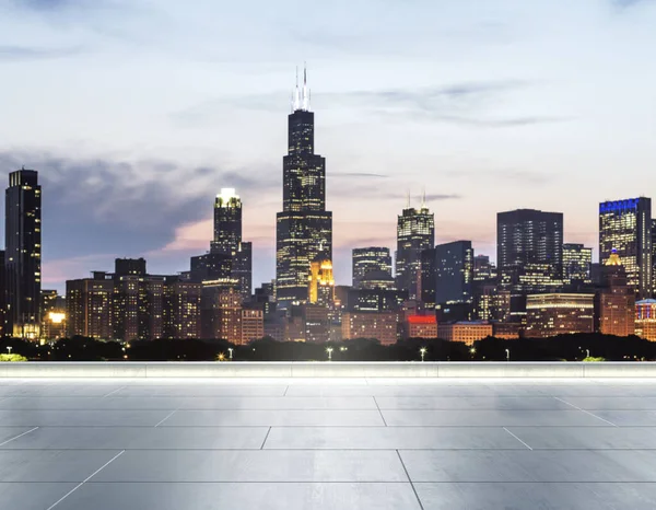 Prázdné betonové střechy na pozadí krásné rozmazané Chicago City panorama na večer, mockup — Stock fotografie