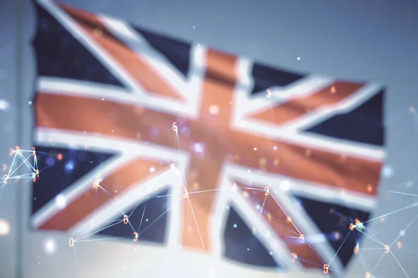 Holograma virtual de tecnologia sem fio abstrato na bandeira britânica e fundo azul do céu. Big data e conceito de banco de dados. Multiexposição — Fotografia de Stock