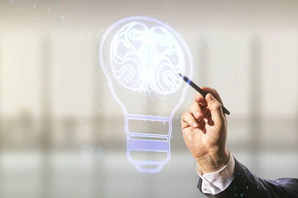 Uomo mano con penna disegna astratto lampadina virtuale illustrazione con cervello umano su sfondo ufficio offuscata, concetto di tecnologia futura. Multiesposizione — Foto Stock