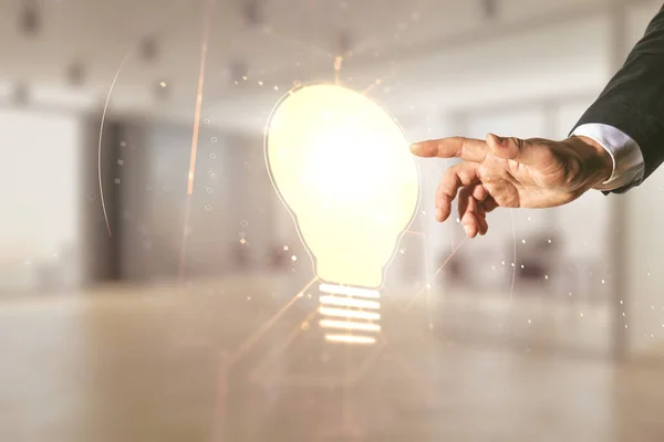 La mano del hombre presiona sobre el concepto de Idea virtual con la ilustración de bombillas en el fondo borroso de la oficina. Multiexposición —  Fotos de Stock