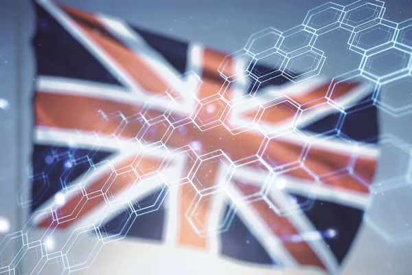 Holograma de tecnología inalámbrica virtual abstracta con hexágono sobre bandera británica y fondo de cielo al atardecer. Big data y concepto de base de datos. Multiexposición — Foto de Stock