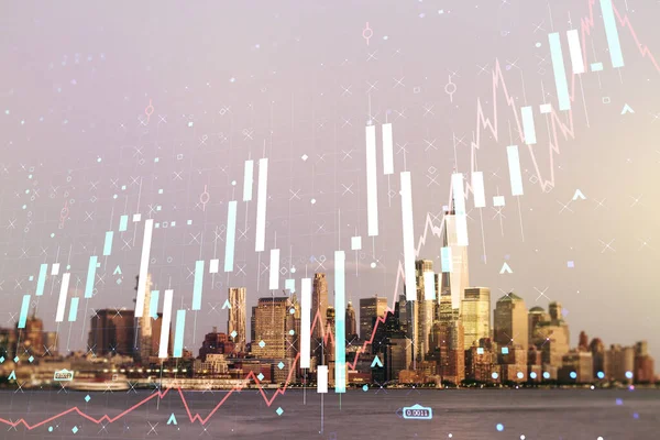 뉴욕 스카이라인 배경, 전략학 및 투자 개념에 관한 노골적 인 가상 금융 그래프 홀로그램. 과잉 노출 — 스톡 사진