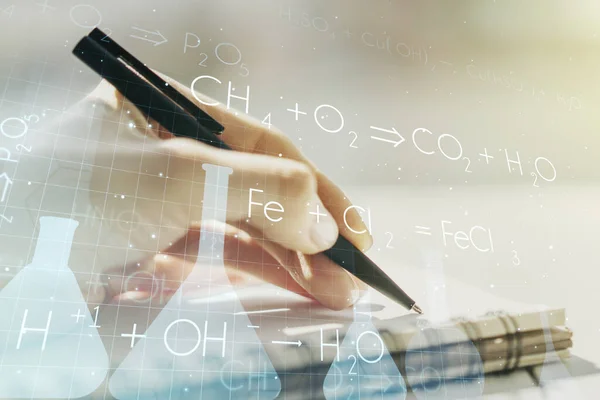 Conceito de química criativa com a mão da mulher escrevendo em notebook sobre fundo. Multiexposição — Fotografia de Stock