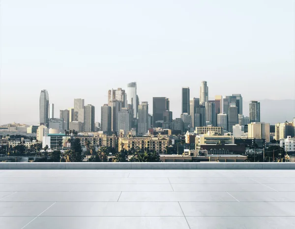 Tetto di cemento vuoto sullo sfondo di un bellissimo skyline di Los Angeles di giorno, finto — Foto Stock