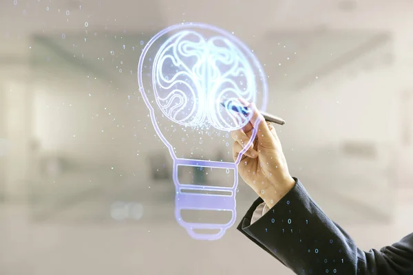 ペンで男性の手の二重露出は、オフィスの背景、アイデアやブレーンストーミングの概念に人間の脳と抽象的な仮想創造的な電球ホログラムを描画します — ストック写真