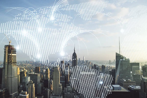 Doble exposición del holograma abstracto del mapa del mundo digital con conexiones en los rascacielos de Nueva York: fondo, investigación y concepto de estrategia — Foto de Stock