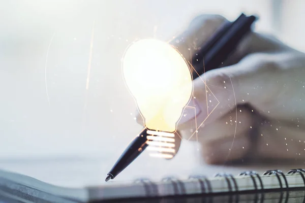 Ilustração criativa da lâmpada com a escrita da mão no bloco de notas no fundo, conceito futuro da tecnologia. Multiexposição — Fotografia de Stock