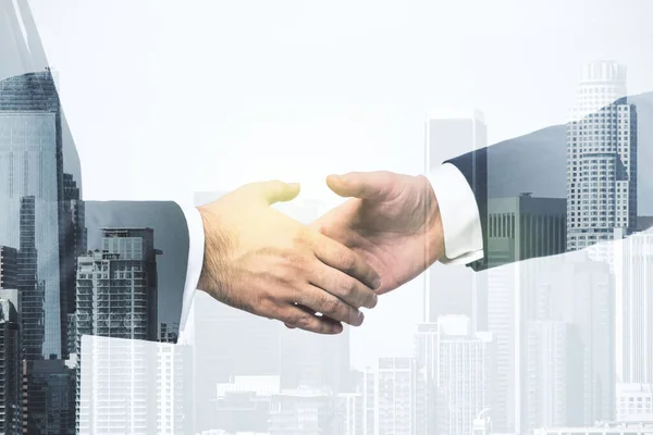 Mehrfachbelichtung des Handschlags zweier Geschäftsleute über den Hintergrund von Bürogebäuden, Zusammenarbeit und Teamwork-Konzept — Stockfoto