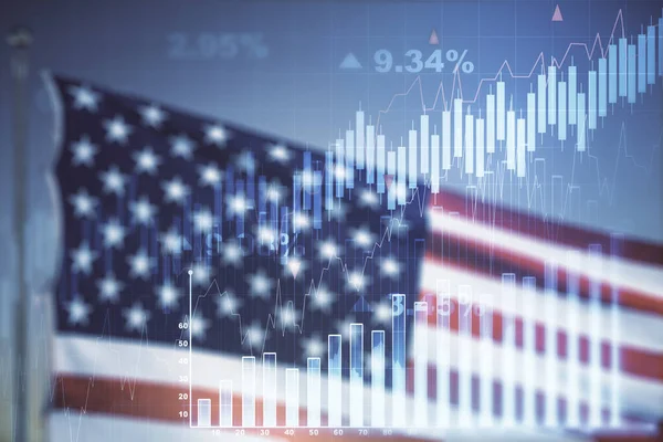 Doppia esposizione del grafico finanziario creativo virtuale su bandiera statunitense e sfondo cielo blu, concetto bancario e contabile — Foto Stock