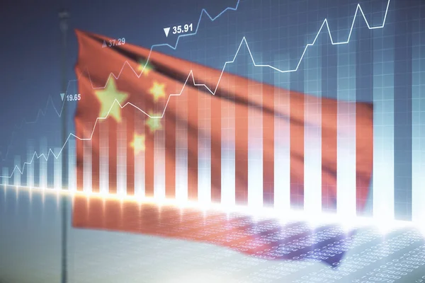 Мультиэкспозиция виртуальной абстрактной финансовой диаграммы на фоне флага Китая и голубого неба, банковской и бухгалтерской концепции — стоковое фото