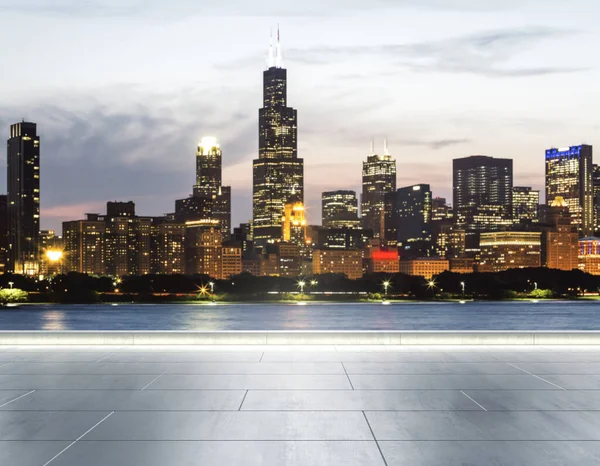 Arkaplanda boş beton iskele. Güzel, bulanık bir Chicago şehrinin alacakaranlıkta ufuk çizgisi. — Stok fotoğraf