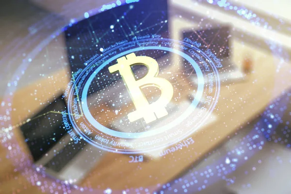 Podwójna ekspozycja twórczego hologramu symbolu Bitcoin i nowoczesnego biurka z komputerem na tle. Koncepcja górnictwa i blockchain — Zdjęcie stockowe