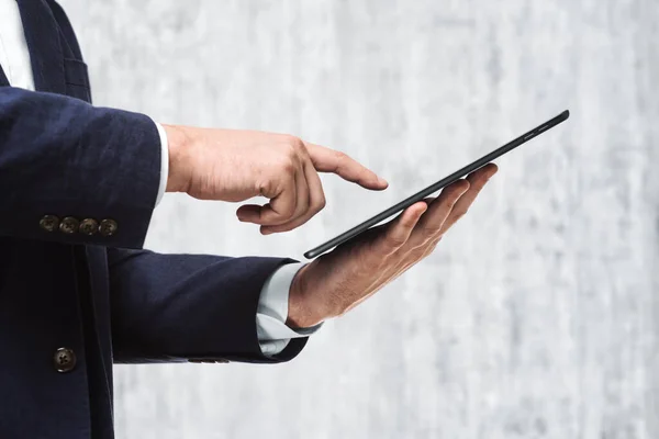 El hombre presiona en la pantalla de una tableta digital, de cerca. Concepto de tecnología online — Foto de Stock